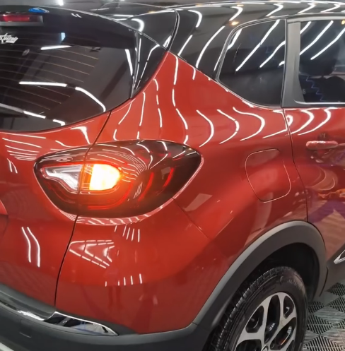 Carro com pintura brilhante depois do polimento