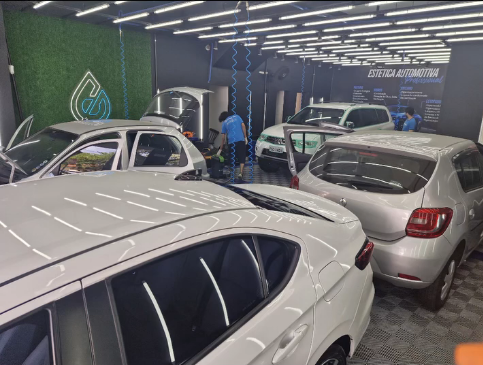 Visão geral da oficina, limpa e organizada.